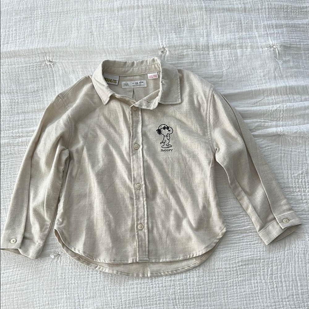 NWOT Zara Kids Peanuts Cream Button Down Shirt with Embroidered Snoopy Detail
